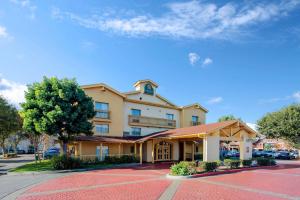 uma prestação de um hotel com estacionamento em La Quinta Inn & Suites by Wyndham Irvine Spectrum em Irvine