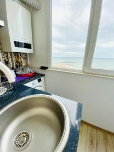 Dapur atau dapur kecil di Sea View Studio