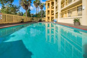 a large blue swimming pool in front of a building at La Quinta Inn by Wyndham San Diego - Miramar in Sabre Springs