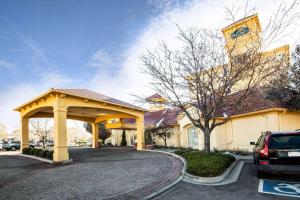 een auto geparkeerd voor een gebouw bij La Quinta by Wyndham Colorado Springs South Airport in Colorado Springs