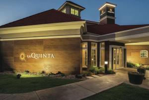 ein Gebäude mit dem Namen eines Hotels in der Unterkunft La Quinta by Wyndham Phoenix Chandler in Phoenix