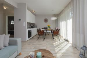 Kuchyň nebo kuchyňský kout v ubytování Sunny Apartment Łukęcin by Noclegi Renters