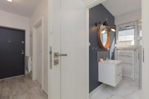Koupelna v ubytování Sunny Apartment Łukęcin by Noclegi Renters