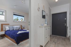 Postel nebo postele na pokoji v ubytování Sunny Apartment Łukęcin by Noclegi Renters