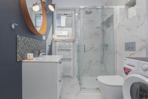 Koupelna v ubytování Sunny Apartment Łukęcin by Noclegi Renters + 31 fotografií