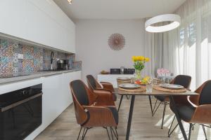 Kuchyň nebo kuchyňský kout v ubytování Sunny Apartment Łukęcin by Noclegi Renters