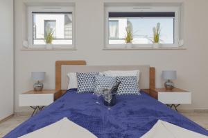 Postel nebo postele na pokoji v ubytování Sunny Apartment Łukęcin by Noclegi Renters