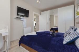 TV a/nebo společenská místnost v ubytování Sunny Apartment Łukęcin by Noclegi Renters
