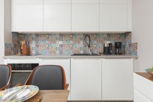 Kuchyň nebo kuchyňský kout v ubytování Sunny Apartment Łukęcin by Noclegi Renters