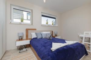Postel nebo postele na pokoji v ubytování Sunny Apartment Łukęcin by Noclegi Renters