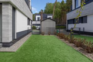 Zahrada ubytování Sunny Apartment Łukęcin by Noclegi Renters