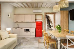 cocina y sala de estar con nevera roja en Antico Podere San Francesco, en Vada