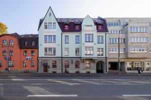 un grupo de edificios al lado de una calle en Stiilne stuudiokorter Tallinna südalinnas en Tallin