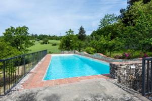 una imagen de una piscina con una valla en Villa Poggio Cherici, en Rignano sullʼArno