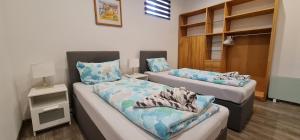 Ferienwohnungen Yanev- Hof tesisinde bir odada yatak veya yataklar
