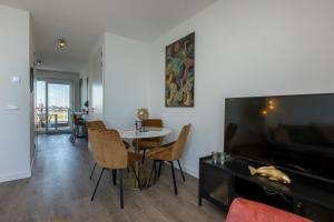 Ruang duduk di Vakantiewoning aan het water - met 2 balkons - Vista Maris - Nr 16