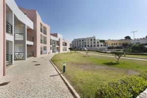 un cortile vuoto di un edificio con prato di Cantinho da Sara a Portimão