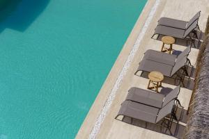 una vista aérea de las tumbonas y una piscina en Costa Maya Bodrum, en Bodrum City