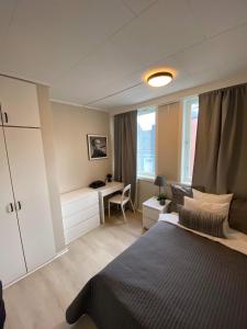 um quarto com uma cama e uma secretária. em KRSferie leiligheter i sentrum em Kristiansand