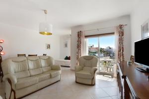 un soggiorno con un divano e due poltrone di Cantinho da Sara a Portimão