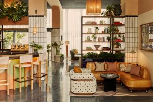 Uma área de estar em The Hoxton, Poblenou