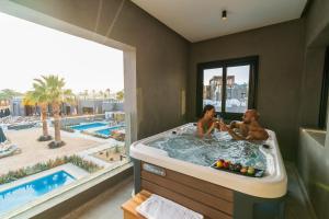 Sunrise Tucana Resort Grand Select内部或周边的泳池