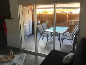 een balkon met een tafel en stoelen op een patio bij Appartement en résidence 50m plage in Les Trois-Îlets