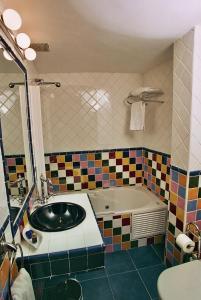 un baño con lavabo y bañera en Hospedería El Convento, en Estremera 43 fotos más