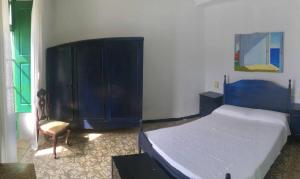 - une chambre avec un lit, une armoire et une chaise dans l'établissement Apartamento Luminoso y Acogedor Port de La Selva, à El Port de la Selva