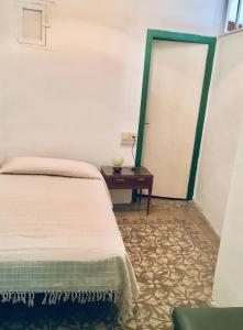 - une chambre avec un lit et une table avec une fenêtre dans l'établissement Apartamento Luminoso y Acogedor Port de La Selva, à El Port de la Selva