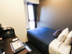 Postel nebo postele na pokoji v ubytování HOTEL LiVEMAX Tokyo Bakurocho