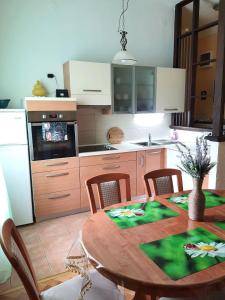 eine Küche mit einem Holztisch mit Stühlen und einem Esszimmer in der Unterkunft Family apartment Center in Opatija