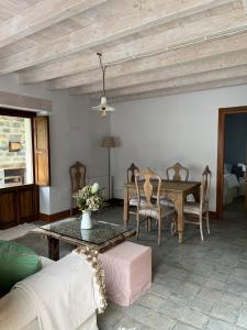 Noriega的住宿－Casa LA BONITA，客厅配有沙发和桌椅