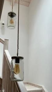 Noriega的住宿－Casa LA BONITA，厨房柜台上挂着两盏玻璃灯
