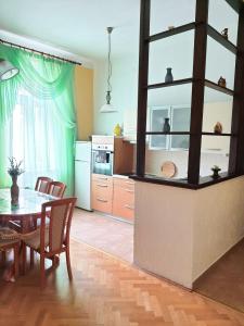 eine Küche mit einem Tisch und einem Esszimmer in der Unterkunft Family apartment Center in Opatija