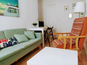 ein Wohnzimmer mit einer Couch und einem Tisch in der Unterkunft Victoria home in Málaga