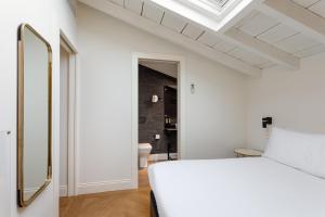 A bed or beds in a room at Be Mate Málaga Centro