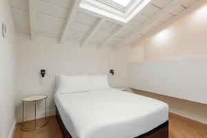A bed or beds in a room at Be Mate Málaga Centro