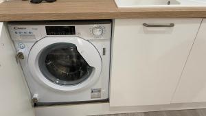 uma máquina de lavar roupa numa cozinha debaixo de um balcão em Vilmorin Appartement 1 Chambre proche de gare, plage, centre em Antibes