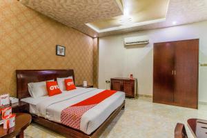 OYO 109 Al Thabit Modern Hotel Apartment tesisinde bir odada yatak veya yataklar
