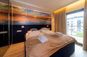 A bed or beds in a room at Apartament Dream View Gardenia Front