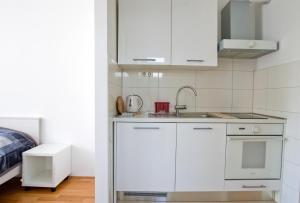 A cozinha ou kitchenette de Apartment Busic in Split