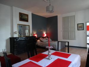 - un salon avec une table et une bougie dans l'établissement Studio Séquoia au pied du Château, à Saumur