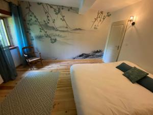 Posteľ alebo postele v izbe v ubytovaní Gîte le Moulin Samsara