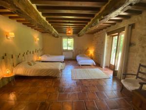 Posteľ alebo postele v izbe v ubytovaní Gîte le Moulin Samsara