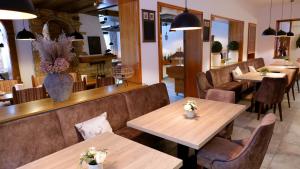 A restaurant or other place to eat at Hotel-Pension zum Paradies