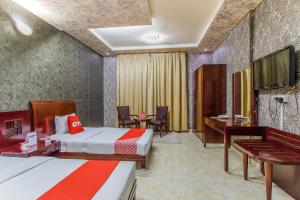 A television and/or entertainment centre at OYO 109 Al Thabit Modern Hotel Apartment