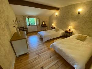 Posteľ alebo postele v izbe v ubytovaní Gîte le Moulin Samsara