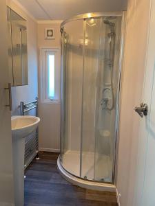 W łazience znajduje się prysznic i umywalka. w obiekcie Luxe Chalet Hoenderloo Airco, Netflix - Recreation Only w mieście Hoenderloo