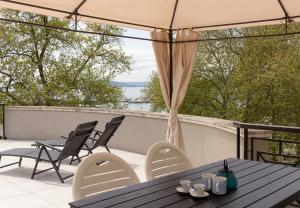 Un patio con una mesa y sillas en un balcón. en Cozy 1BD Apartment with a Spacious Terrace by Flat Mаnager, en Balchik